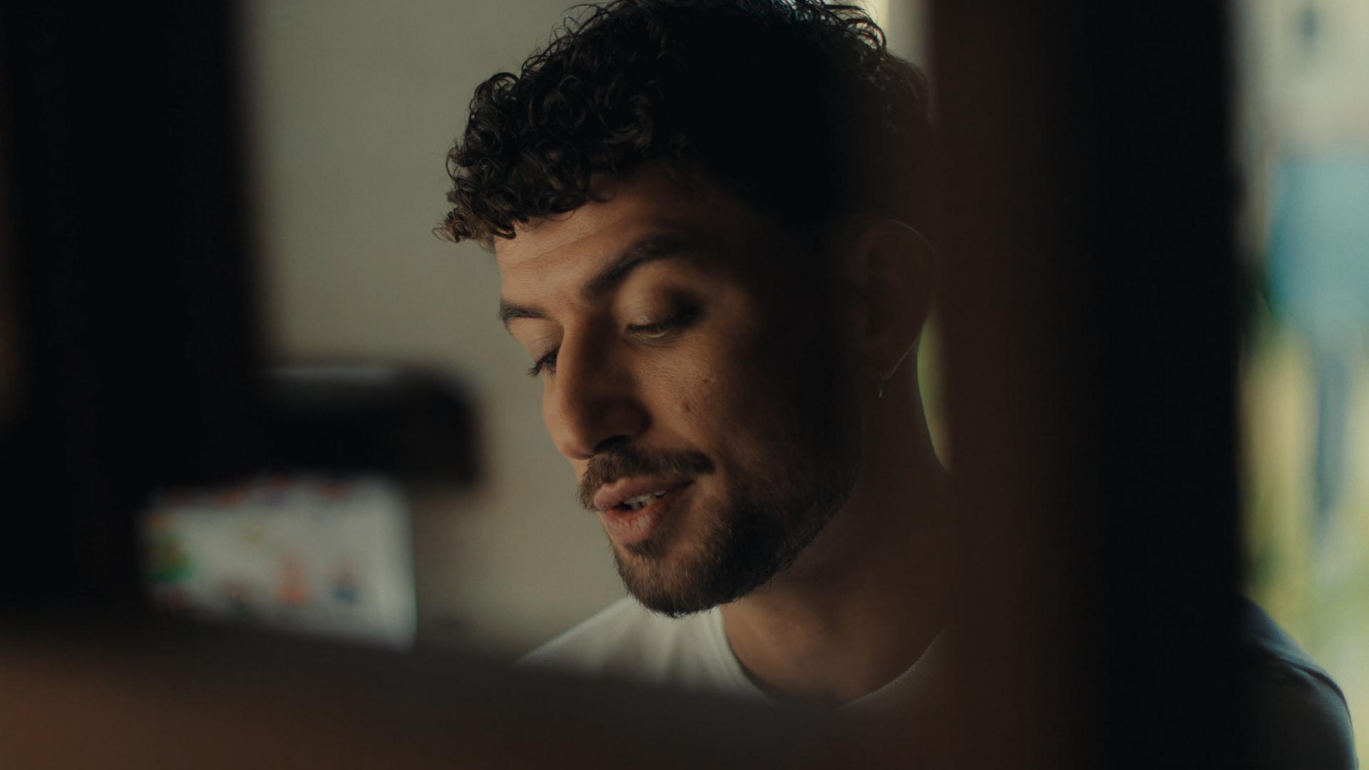 Tellement Loin still 1