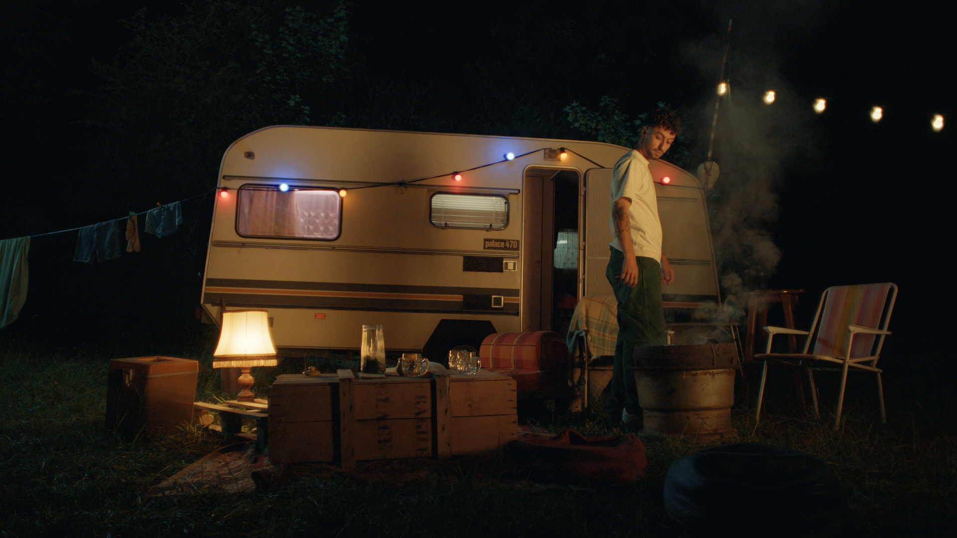 Tellement Loin still 8