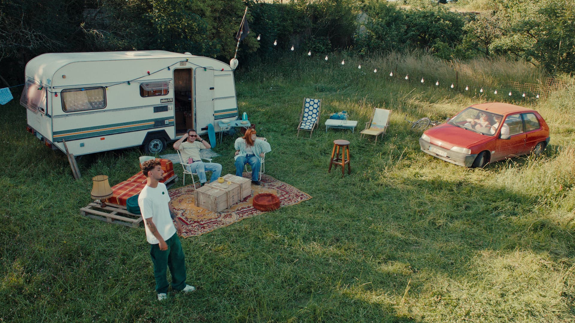 Tellement Loin still 5